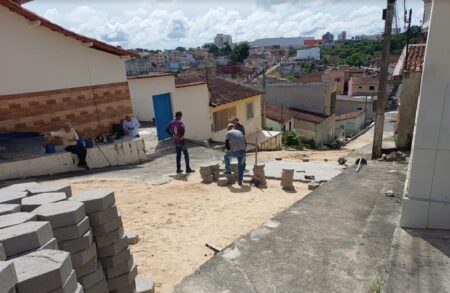Prefeitura de Teixeira de Freitas continua com a recomposição de ruas; confira