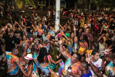 Carnaval de Ilhéus: Bloco 20 Comer e Os Caretas puxam folia e mantêm tradição na Avenida