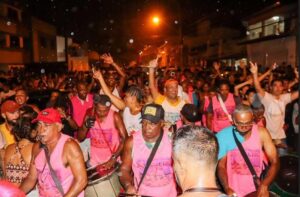 Carnaval em Ilhéus: prefeito se une a foliões e prestigia desfile do Bloco Zé Pereira no Pontal