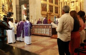 Na Catedral Basílica, Jerônimo Rodrigues participa da missa da Quarta-Feira de Cinzas