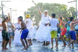 Lavagem da Rua do Cajueiro abre carnaval cultural de Porto Seguro