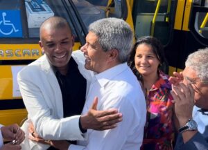 Prado recebe mais um ônibus escolar do Governo do Estado; "veículo vai aumentar nossa frota", diz prefeito