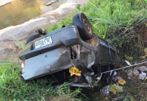 Motorista morre após veículo tombar e cair em ribanceira na BA-284; duas pessoas ficaram feridas