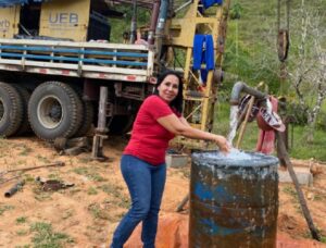 Vereadora Ny comemora perfuração de poço artesiano em comunidade rural