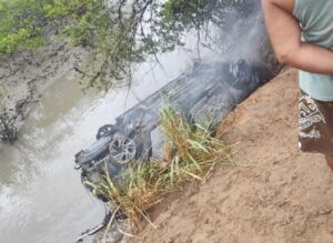 Motorista fica ferido e mulher morre após carro bater em árvore e pegar fogo