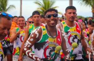 Timbaleiros e Manga Rosa botam Cabrália pra tremer no segundo dia de Carnaval