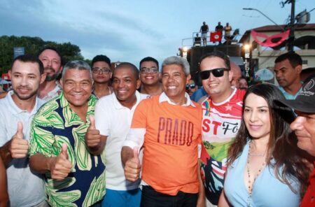 No extremo sul, Jerônimo Rodrigues visita Carnaval de Caravelas, Alcobaça e Prado