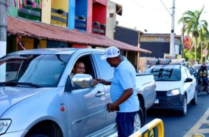 Prefeito Robertinho recepciona turistas e convidados que chegam ao Carnaval de Mucuri