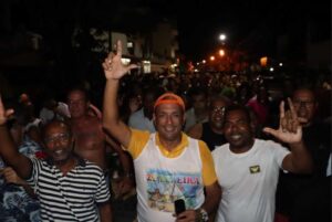 Carnaval em Ilhéus: prefeito se une a foliões e prestigia desfile do Bloco Zé Pereira no Pontal