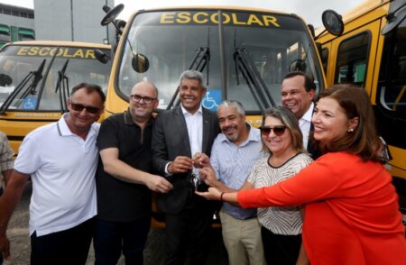 Jerônimo Rodrigues entrega 62 ônibus escolares; cidades do Extremo Sul são contempladas