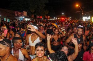 Blocos culturais tomam conta do Carnaval de Cabrália reunindo amigos, famílias e crianças