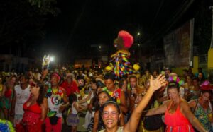 Timbaleiros e Manga Rosa botam Cabrália pra tremer no segundo dia de Carnaval