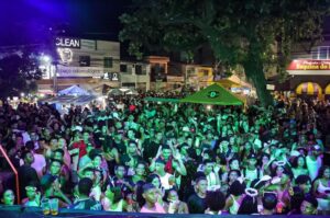 Carnaval em Ilhéus: prefeito se une a foliões e prestigia desfile do Bloco Zé Pereira no Pontal