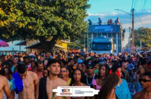 Arrastão com Groovaii leva multidão no terceiro dia de Carnaval pela orla de Alcobaça