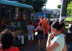 Bombeiros prestam socorro a gestante que entrou em trabalho de parto em ônibus