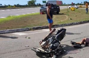 Casal fica gravemente ferido após colisão entre moto e carro na BR-418 no Extremo Sul