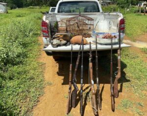 Polícia ambiental apreende uma tonelada de carvão vegetal e animais abatidos