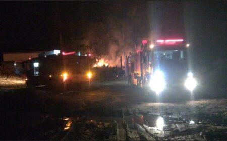 Bombeiros debelam incêndio em madeireira em Teixeira de Freitas; não houve feridos