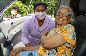 Drive thru realiza a aplicação da vacina bivalente contra a COVID-19 em Teixeira de Freitas