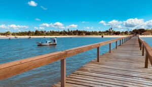 Mancha vermelha 'com odor de sangue' no mar assusta moradores de Caravelas