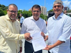 Prefeito de Santa Cruz Cabrália entrega projeto do novo Estádio ao Governo do Estado