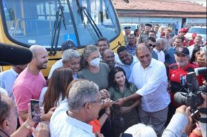 Ilhéus recebe novo ônibus para transporte escolar, fruto de emenda do ex-deputado Bebeto Galvão