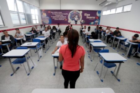 Governo da BA vai conceder de cerca de duas mil licenças-prêmios a profissionais da Educação