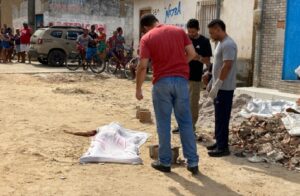 Jovem é arrastado para fora de casa e morto a tiros na rua em Teixeira de Freitas