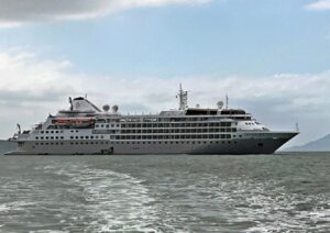 Com capacidade para 250 passageiros, navio de cruzeiro MS Silver Wind chega a Porto Seguro