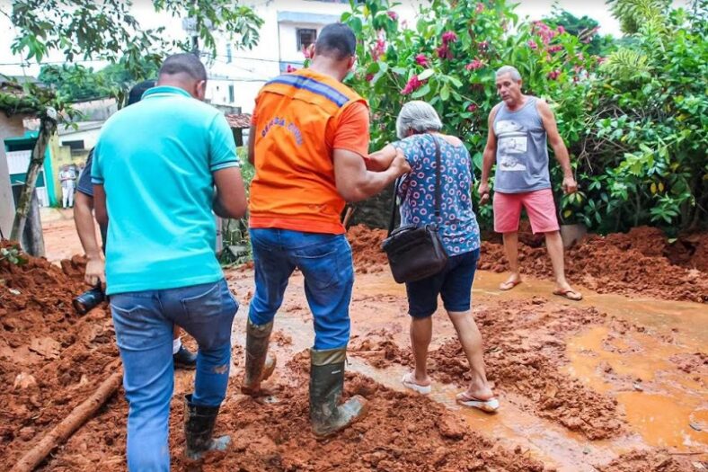 Chuvas: Defesa Civil resgata casal de idosos que estava preso em casa em Ilhéus