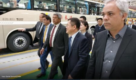 Jerônimo Rodrigues inicia negociação para atrair fábrica chinesa de ônibus elétrico para a Bahia