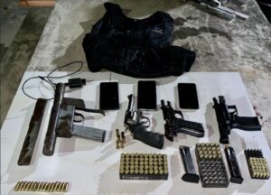 Submetralhadora e pistolas são encontradas com integrantes de grupo criminoso