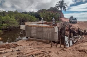 Prado: construção da ponte da Amendoeira recebe última etapa de concretagem