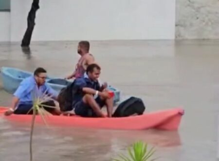 Hotel inundado usa caiaque para retirada de turistas em Santa Cruz Cabrália
