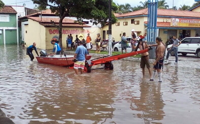 Dois turistas morrem afogados e Santa Cruz Cabrália decreta estado de emergência