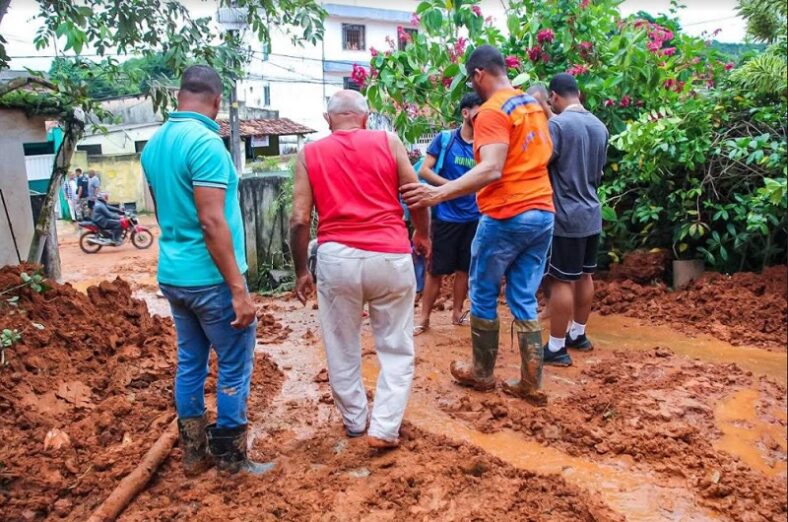 Chuvas: Defesa Civil resgata casal de idosos que estava preso em casa em Ilhéus