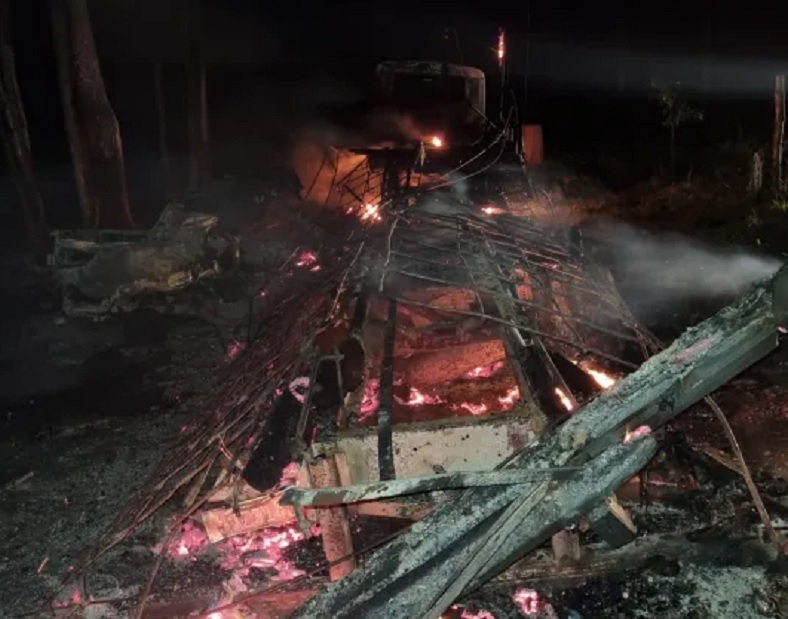 Motorista de picape morre carbonizado após bater de frente com caminhão gaiola