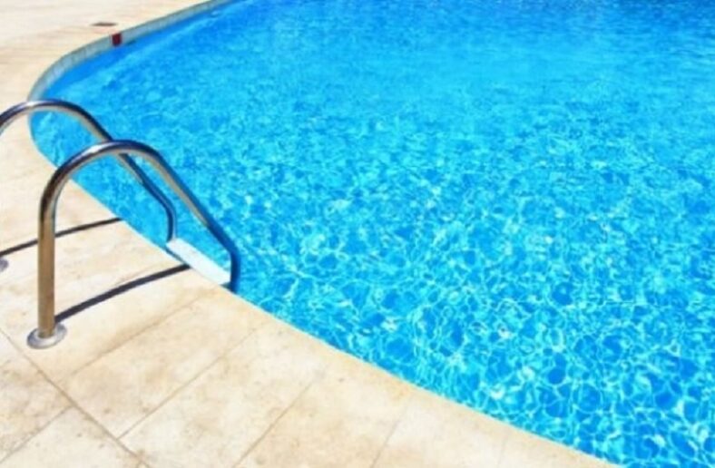 Criança de 2 anos morre afogada em piscina de hotel em Porto Seguro