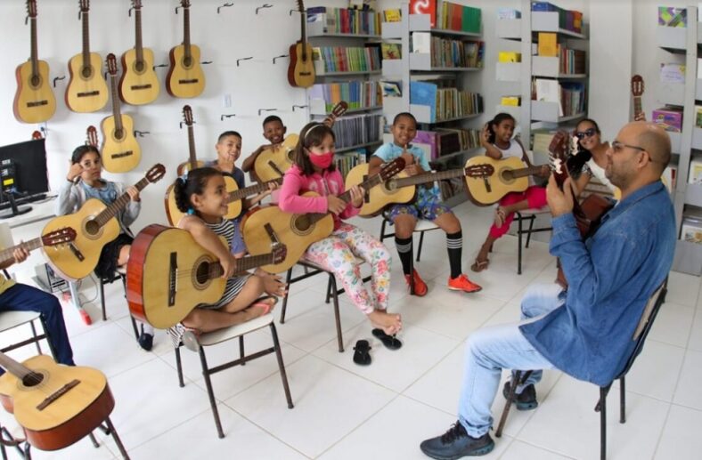 Escola em Teixeira de Freitas oferta aulas de violão gratuitas aos estudantes; confira