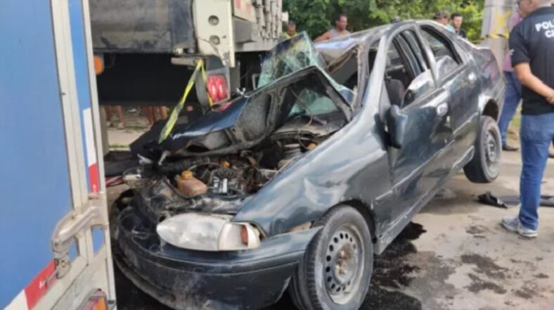 Acidente deixa quatro feridos e um morto no centro de Teixeira de Freitas