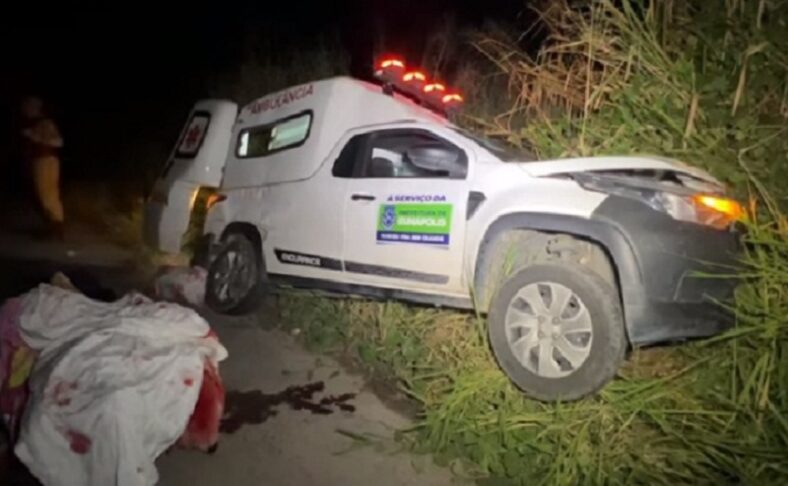 Paciente morre após ambulância bater em carreta na BR-101; acompanhante ficou ferida