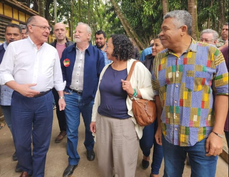 Valmir Assunção visita Feira da Reforma Agrária ao lado do vice-presidente Alckmin