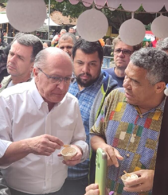 Valmir Assunção visita Feira da Reforma Agrária ao lado do vice-presidente Alckmin