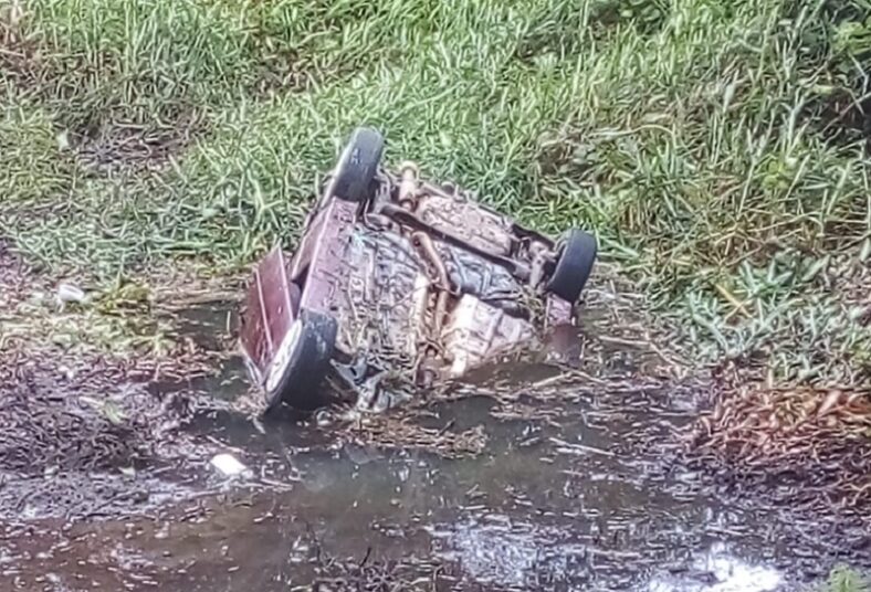 Mulher morre após carro sair de estrada e capotar na BA-489 entre Itamaraju e Prado