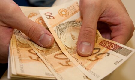 Salário mínimo de R$ 1.320 entra em vigor nesta segunda, dia do trabalhador