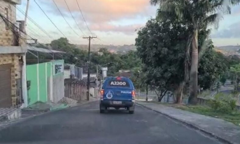 Adolescente é morto após ser arrastado por criminoso de dentro de salão de cabeleireiro