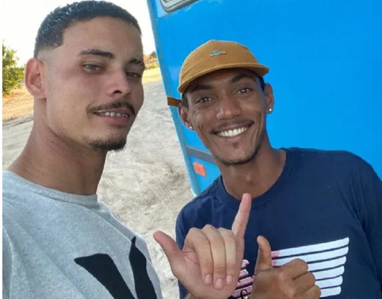 Dois jovens são assassinados a tiros em ponto de ônibus em distrito de Mucuri