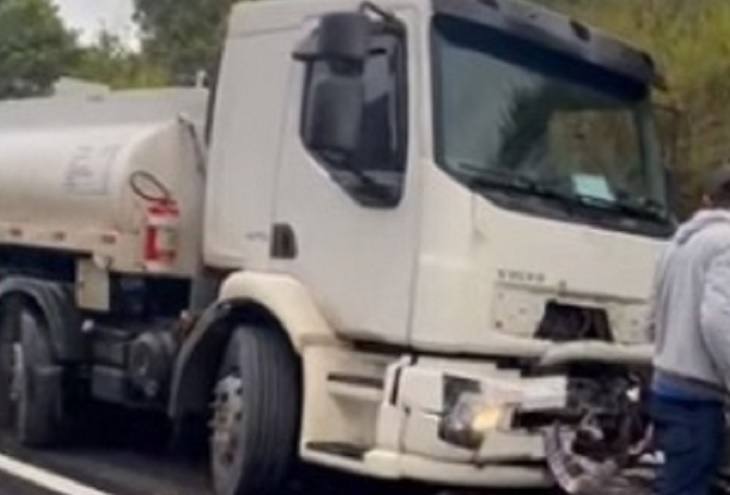 Caminhão invade a contramão e atinge casal de motociclistas na BR-101