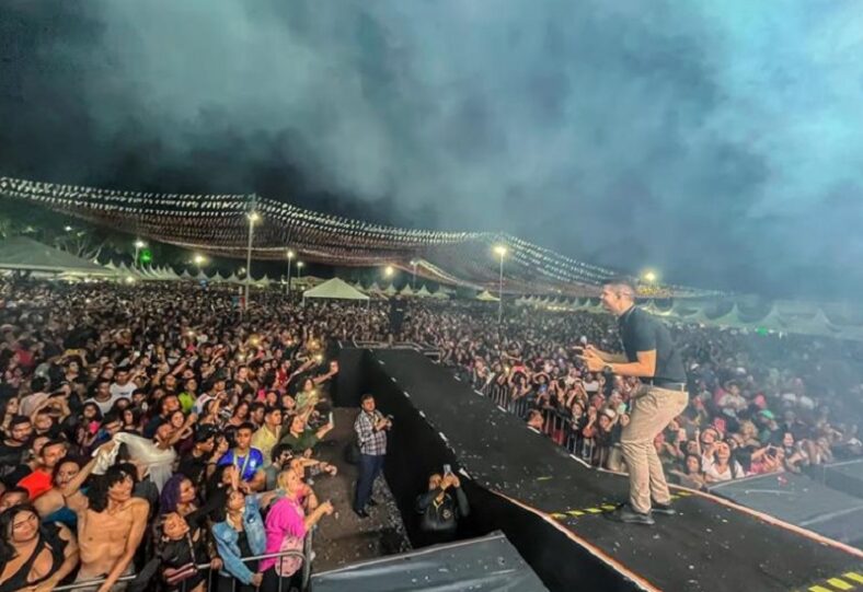 Eunápolis: Show de Nadson o Ferinha atrai multidão para abertura da Vila do Forró 2023