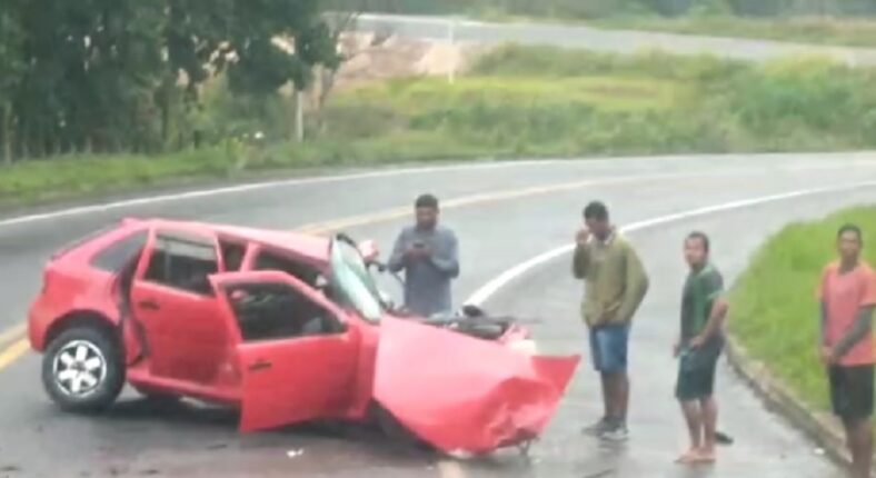 Motorista fica ferido após rodar na pista, invadir a contra mão e bater em outro veículo na BR-101